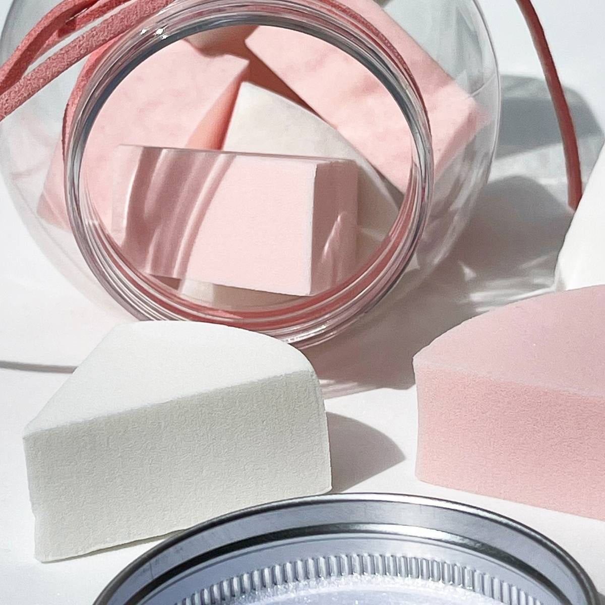 Set de 12 esponjas de maquillaje Peschelle en forma de cuña color carne y blanco