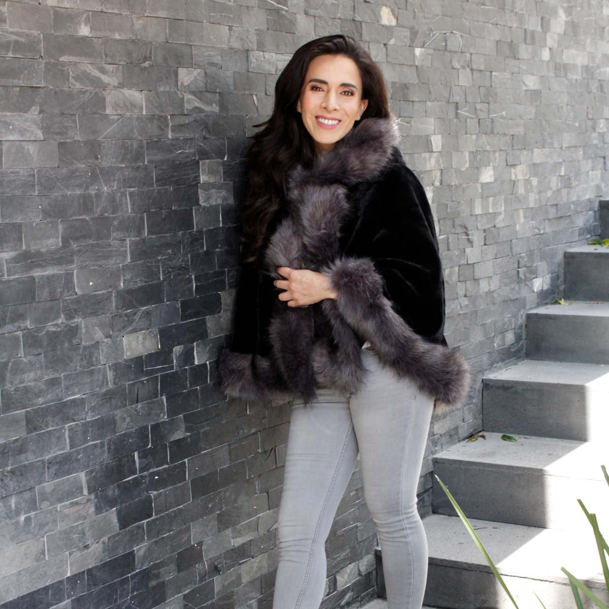 Capa Invernal Para Dama Color Negro Con Detalles En Gris