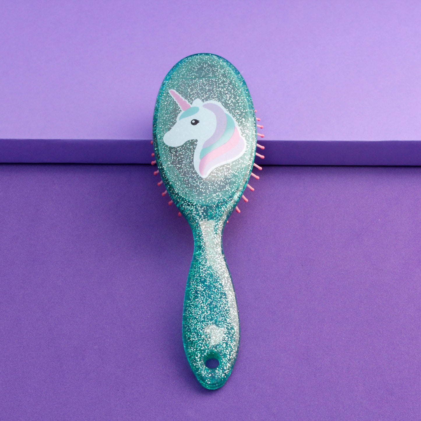 Cepillo ovalado acojinado con diseño de unicornio