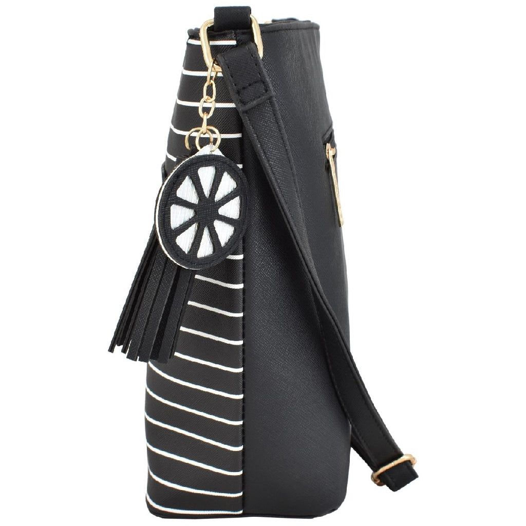 Bolsa [Chatties] tipo crossbody con diseño de rayas  y tassel color negro