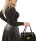 Bolsa [Guy Laroche] tipo satchel crossbody diseño con textura con detalles dorados color negro